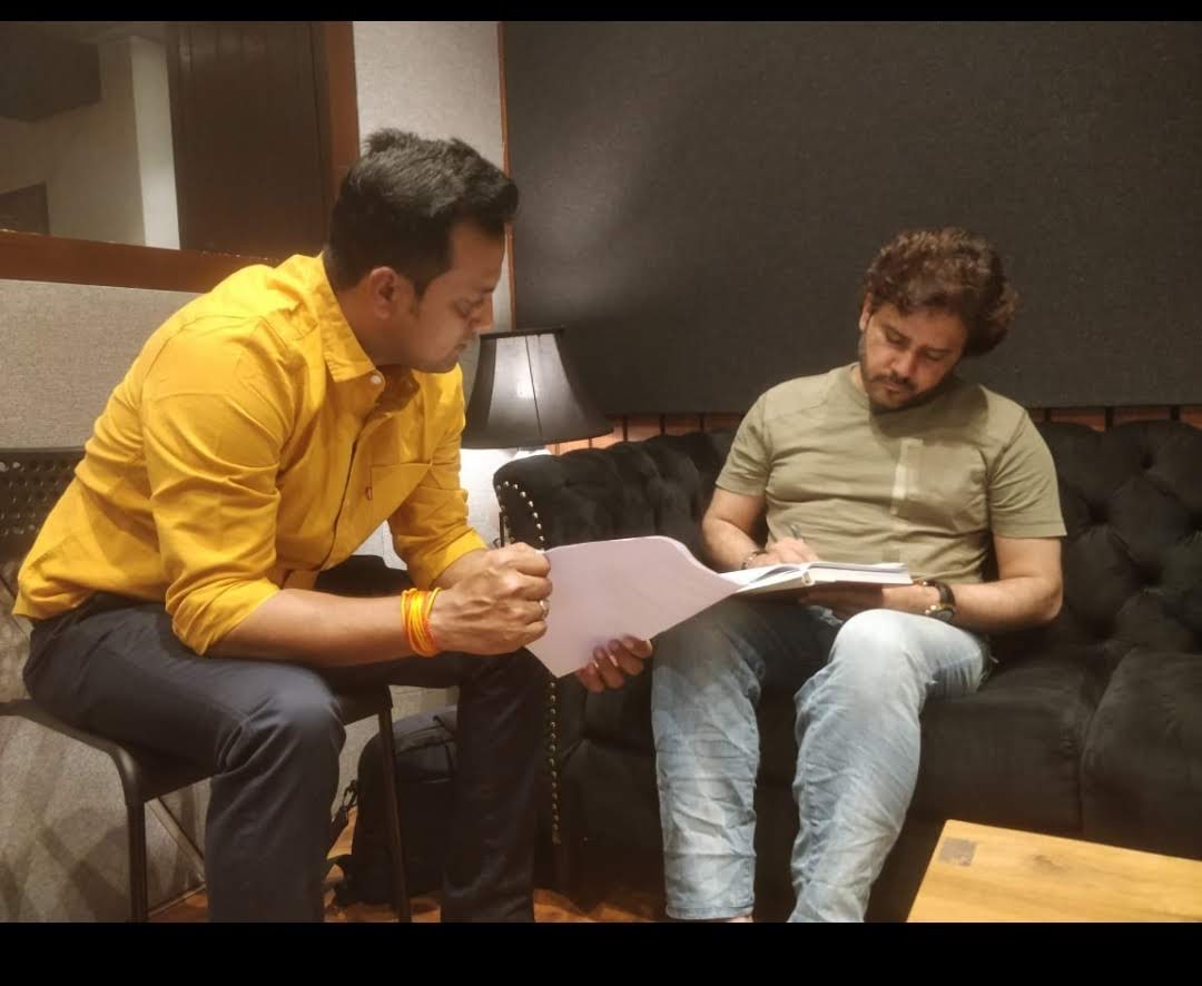 PrateekRajwada's tweet photo. ये कहानी मेजर साहब के साथ साथ पूरे देश की है और #riteshrajwada भइया के कलम से निकली उनकी मोहब्बत भी पूरा देश गुनगुना रहा है आप भी सुनिए
https://t.co/mOTHygjbL6
#MajorOnJune3rd 
@MajorTheFilm
@riteshrajwada @javedali4u 
@AdiviSesh  @saieemmanjrekar @SashiTikka @SricharanPakala https://t.co/FuwJ5tKeL8