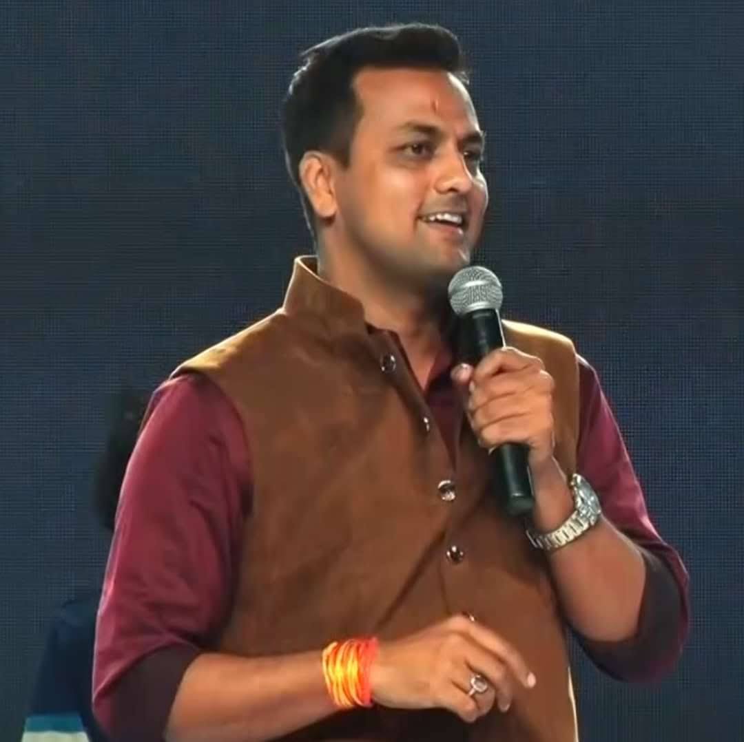 PrateekRajwada's tweet photo. ये कहानी मेजर साहब के साथ साथ पूरे देश की है और #riteshrajwada भइया के कलम से निकली उनकी मोहब्बत भी पूरा देश गुनगुना रहा है आप भी सुनिए
https://t.co/mOTHygjbL6
#MajorOnJune3rd 
@MajorTheFilm
@riteshrajwada @javedali4u 
@AdiviSesh  @saieemmanjrekar @SashiTikka @SricharanPakala https://t.co/FuwJ5tKeL8