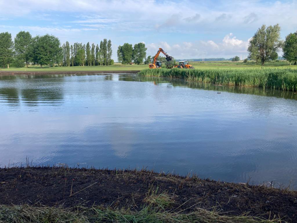 Vandaag hebben we de vijver op <a href="/GolfclubHoutrak/">Golfclub Houtrak</a> opgeknapt.
#golf #golfbaan #greenkeeper #greenkeeping #houtrakgolfclub