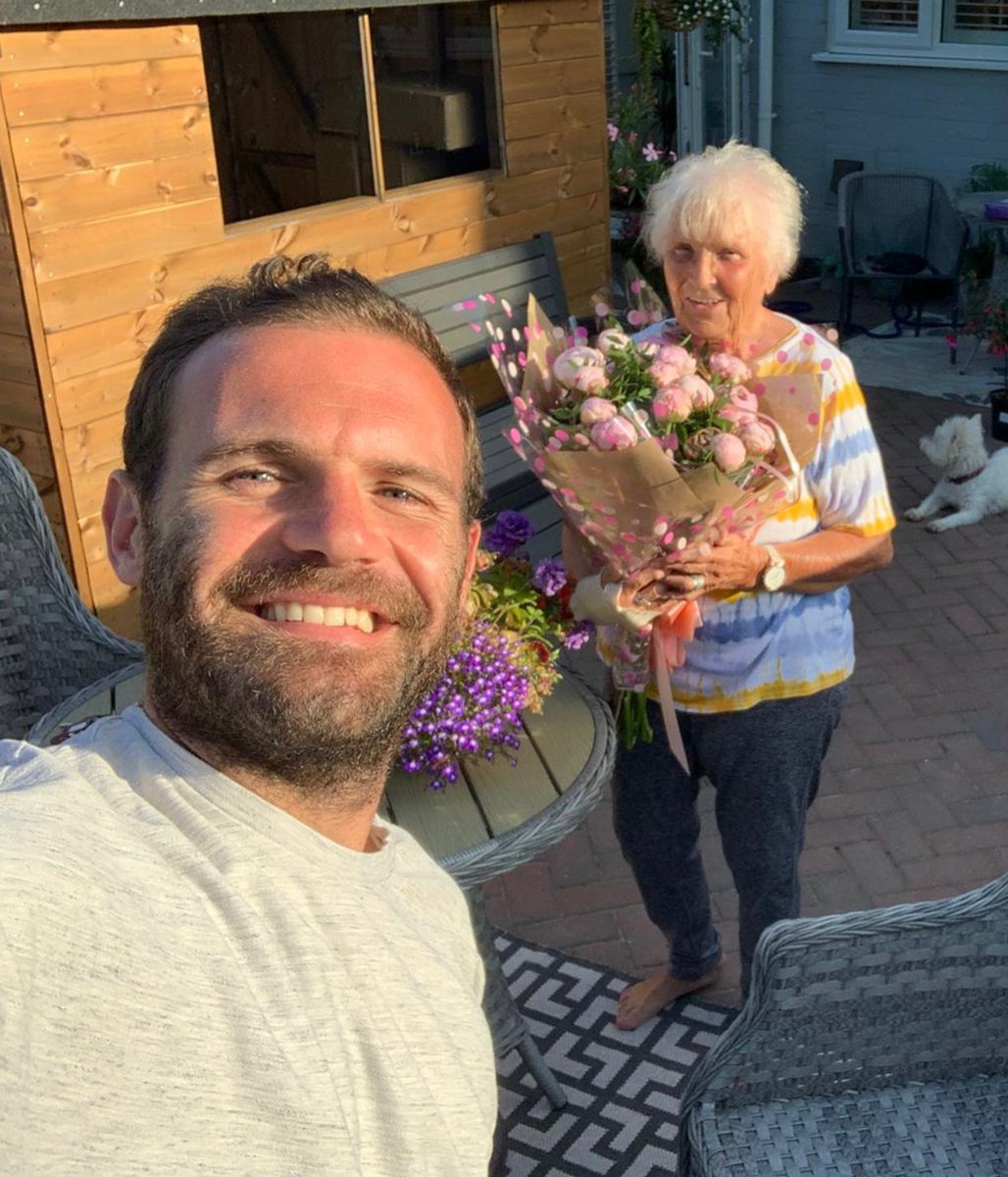 juanmata8's tweet image. Congrats on your award Kath! You embody what @ManUtd is about. At the club since 1968. The best ❤️