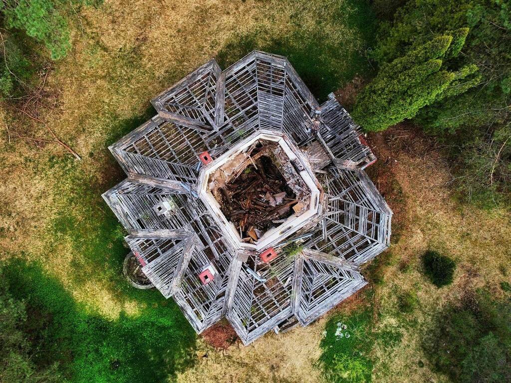 IgnRy's tweet photo. #Spaceship just #landed III/ #oldhouse #oldvilla  #lookfromabove #topdown #Vilnius #valakampiai #myLithuania #dji #djimini2 https://t.co/QnHPBsPz1t https://t.co/uraob9dsvY
