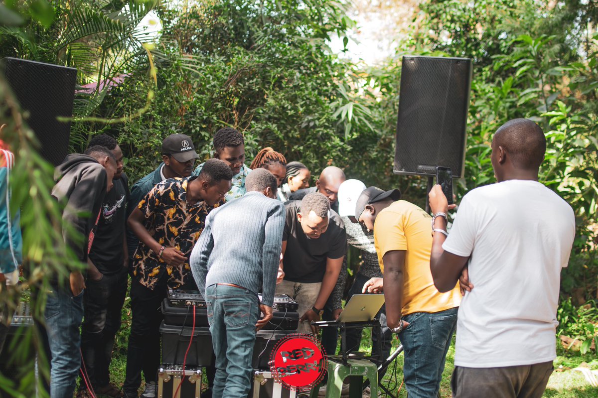 DjJoeMfalme's tweet photo. You only have two options … Option 1 : Join @redberrydjacademy for the best master class program when it comes to DJ’ing or two : Do as option 1 … For more info log on to https://t.co/Rt25LRG0WY or call / whatsapp 0704 660 999 #MadeOfRed 2.0 https://t.co/5lqS0G5IQ4