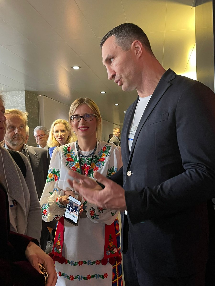 techforpeace_io's tweet photo. Vitali Klitschoko, Mayor of Kyiev, meets Tech for Peace initiator, Olga Feldmeier, in Davos for World Economic Forum.
#WEF22
#Ukraine
#WorldEconomicForum
#Davos https://t.co/KhTwsKESLj