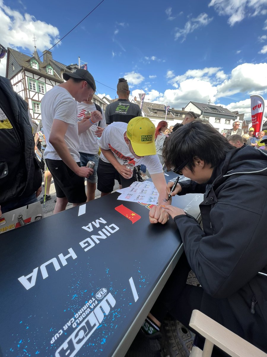 And <a href="/maqinghuaF1/">Ma Qing Hua</a> got some special autograph requests. 😅 #WTCR