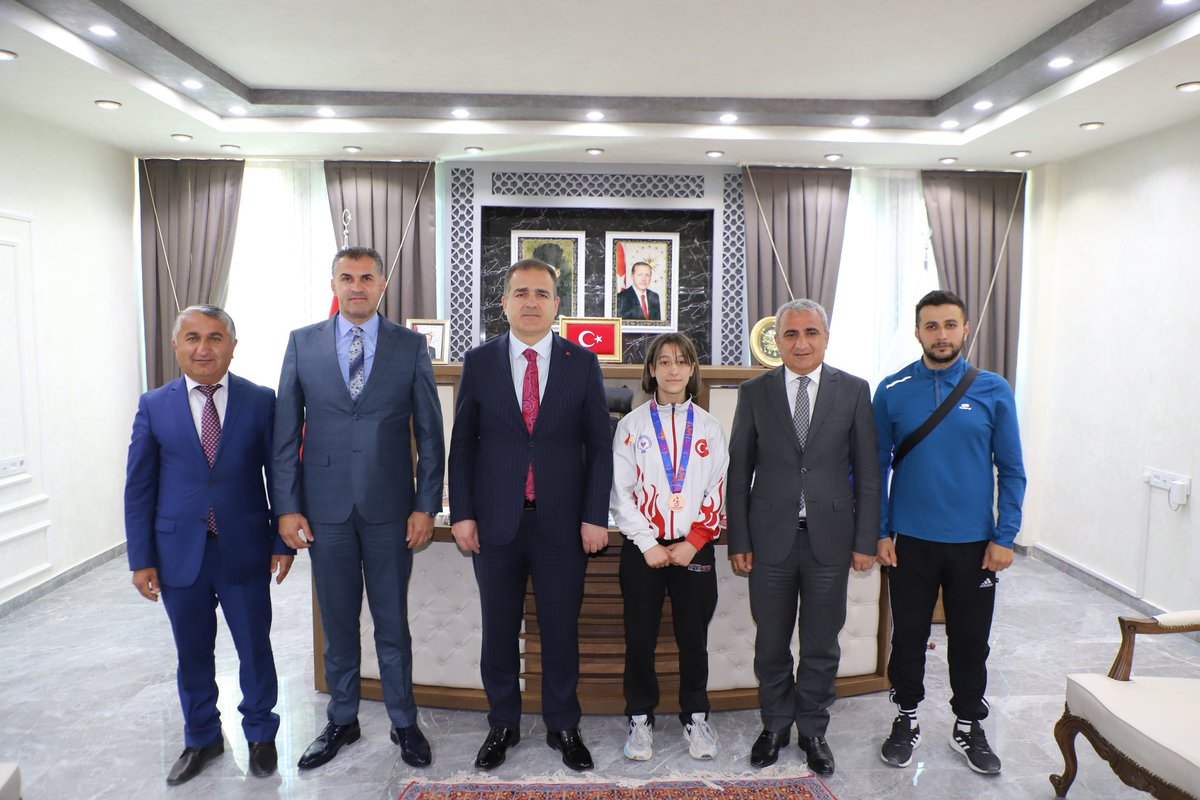 HakkariValiligi's tweet photo. Valimiz/Belediye Başkan V. Sn @idrisakbiyik Fransa'da yapılan Okul Sporları Dünya Güreş müsabakalarında 43 kilo serbest stil kadınlarda dünya 3'üncüsü olan Hakkari Spor Lisesi öğrencisi Nurgül Abi'yi makamında kabul etti.

Sn Valimiz, tebrik ettiği öğrencimize hediye takdim etti. https://t.co/lICkUkoXbk