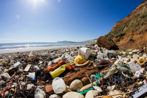 ademe's tweet photo. [#ConsoResponsable] ♻️
4️⃣,8️⃣ millions … c’est le nombre de Tonnes de #plastique utilisées par an en 🇫🇷 soit 70kg/habitant !
Comment sortir de notre dépendance aux plastiques ?🤔
➡️ Réponse ds le guide @ademe "Le paradoxe du plastique en 10 questions" 👉https://t.co/OJIEyFVs6c https://t.co/jE1NG29fq1