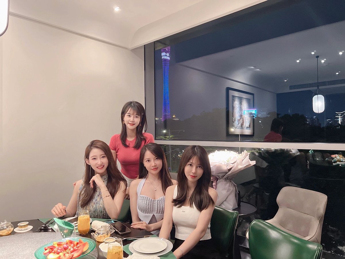 Ada0718a's tweet photo. 今生可爱与温柔 每一样都不能少
如果生活有开关，那和朋友见面 就是一键快乐谢谢你们的陪伴
才会使我的生活哦 不再孤独而充满阳光与活力感恩的心❤
我永远都喜欢那些优秀又谦逊的人，
他们明明拥有着吊打所有人的能力却毫无优越感，
对人温和地像傍晚的风，
工作上坚定有主见，
与人相处时又温和自谦。 https://t.co/KwlBLn0Th7