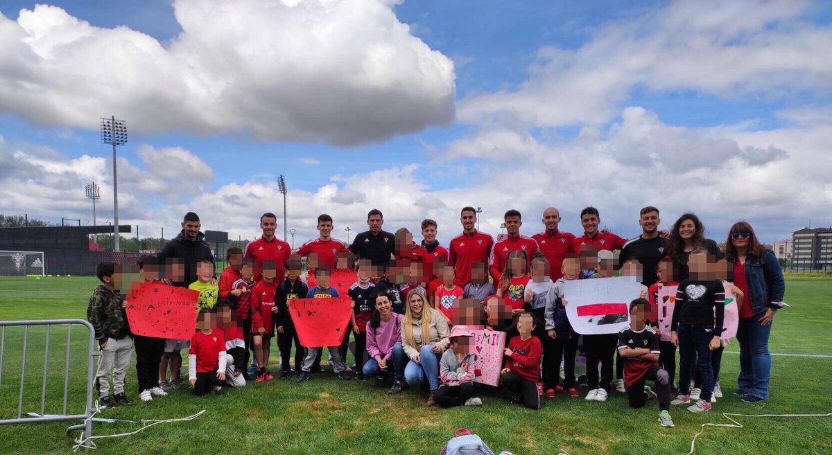 Los niños y niñas de 2° se visten de rojo para animar al <a href="/CDMirandes/">Club Deportivo Mirandés</a> en la recta final de la temporada ❤️🖤❤️ #mirandes