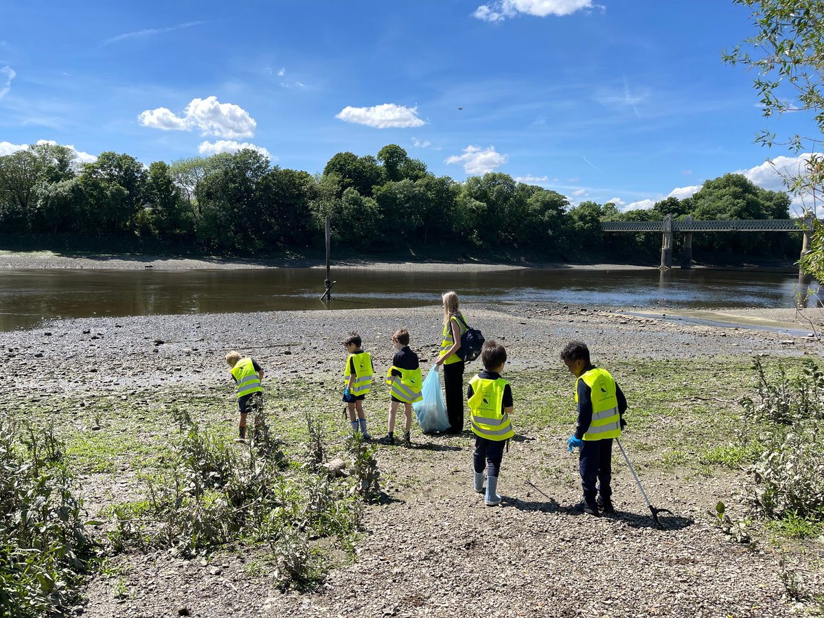 FalconsPrePrep's tweet image. Our School Council have been busy patrolling the streets collecting up litter and making the world a cleaner place.  Well done boys!  😀

#litter #chiswick #w4 #wednesdaythought #hounslow #brentford #w5 #environment