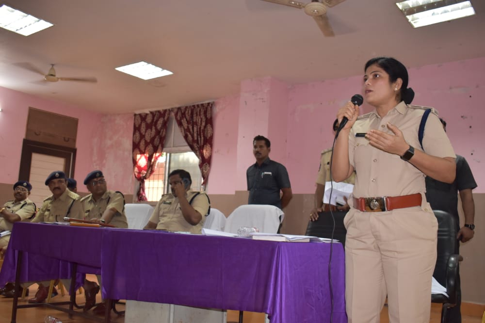 SRIKAKULMPOLICE's tweet image. ✅సామాజిక న్యాయభేరి బస్సు యాత్రకు పటిష్ట బందోబస్తు ఏర్పాట్లు..

గురువారం నాడు శ్రీకాకుళం జిల్లాలో 17 మంది రాష్ట్ర మంత్రుల బృందం చేపడుతున్న బస్సు యాత్ర సందర్భంగా జిల్లా ఎస్పీ శ్రీమతి జి. ఆర్.రాధిక IPS, బందోబస్తు, భద్రత ఏర్పాట్లను, బస్సు యాత్ర #RootMap ప్రాంతాలను పరిశీలించారు.