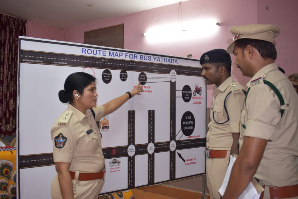 SRIKAKULMPOLICE's tweet image. ✅సామాజిక న్యాయభేరి బస్సు యాత్రకు పటిష్ట బందోబస్తు ఏర్పాట్లు..

గురువారం నాడు శ్రీకాకుళం జిల్లాలో 17 మంది రాష్ట్ర మంత్రుల బృందం చేపడుతున్న బస్సు యాత్ర సందర్భంగా జిల్లా ఎస్పీ శ్రీమతి జి. ఆర్.రాధిక IPS, బందోబస్తు, భద్రత ఏర్పాట్లను, బస్సు యాత్ర #RootMap ప్రాంతాలను పరిశీలించారు.