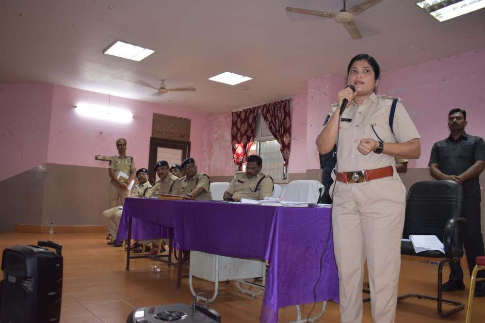 SRIKAKULMPOLICE's tweet image. ✅సామాజిక న్యాయభేరి బస్సు యాత్రకు పటిష్ట బందోబస్తు ఏర్పాట్లు..

గురువారం నాడు శ్రీకాకుళం జిల్లాలో 17 మంది రాష్ట్ర మంత్రుల బృందం చేపడుతున్న బస్సు యాత్ర సందర్భంగా జిల్లా ఎస్పీ శ్రీమతి జి. ఆర్.రాధిక IPS, బందోబస్తు, భద్రత ఏర్పాట్లను, బస్సు యాత్ర #RootMap ప్రాంతాలను పరిశీలించారు.