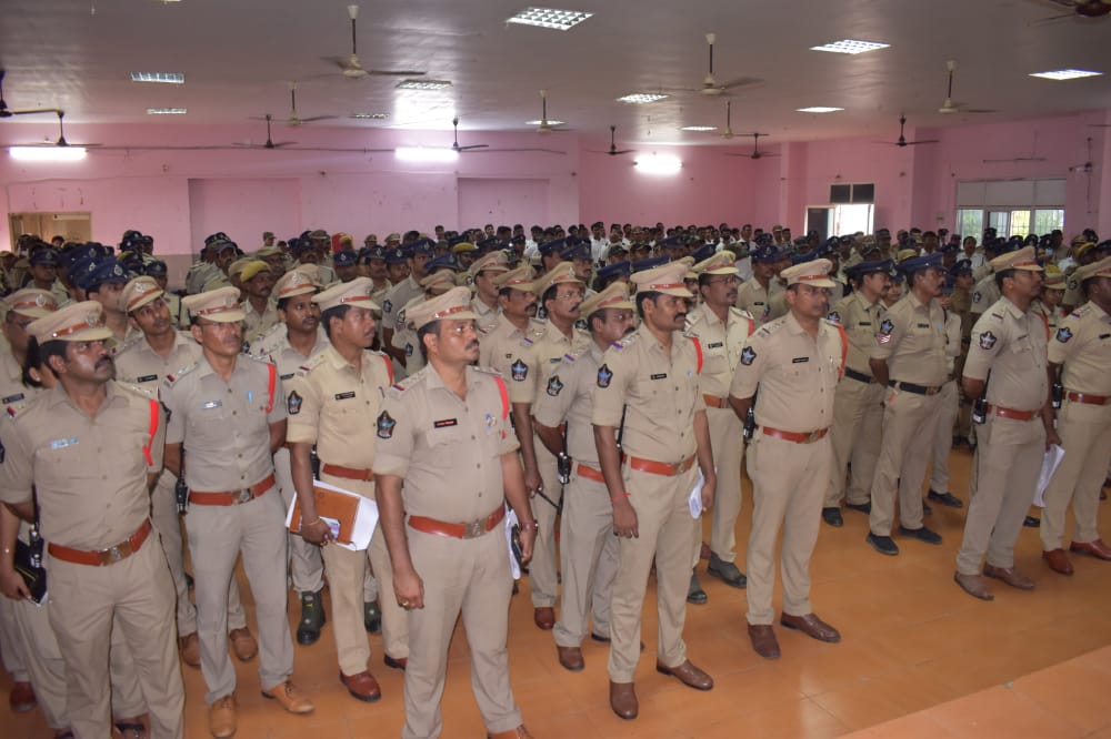 SRIKAKULMPOLICE's tweet image. ✅సామాజిక న్యాయభేరి బస్సు యాత్రకు పటిష్ట బందోబస్తు ఏర్పాట్లు..

గురువారం నాడు శ్రీకాకుళం జిల్లాలో 17 మంది రాష్ట్ర మంత్రుల బృందం చేపడుతున్న బస్సు యాత్ర సందర్భంగా జిల్లా ఎస్పీ శ్రీమతి జి. ఆర్.రాధిక IPS, బందోబస్తు, భద్రత ఏర్పాట్లను, బస్సు యాత్ర #RootMap ప్రాంతాలను పరిశీలించారు.