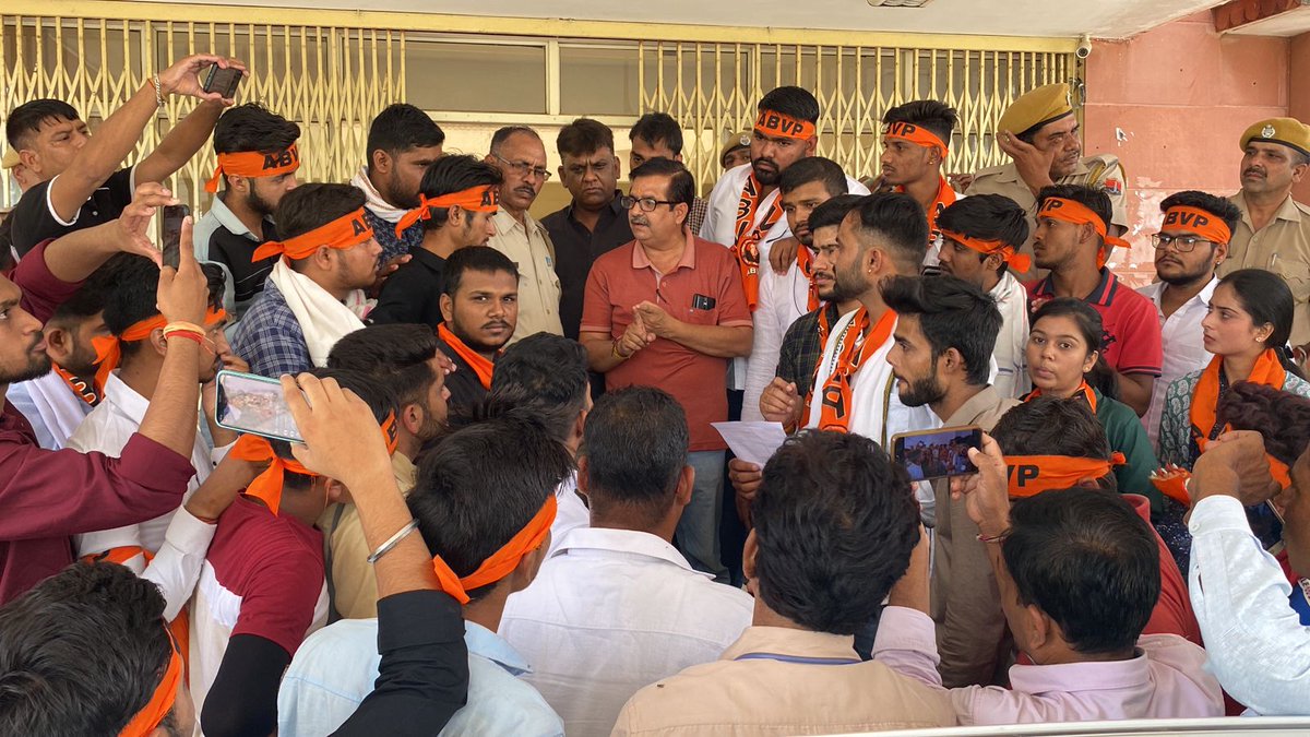 ABVPRaj's tweet photo. अभाविप चित्तौड़ प्रांत में कोटा के कार्यकर्ताओं द्वारा कोटा विश्वविद्यालय में व्याप्त समस्याओं परीक्षा, पुस्तकालय, पानी सहित अन्य मांगों को लेकर विश्वविद्यालय के मुख्य द्वार पर ताला लगा कर प्रदर्शन किया गया।
#ABVPChittorPrant https://t.co/i38goaVMbw