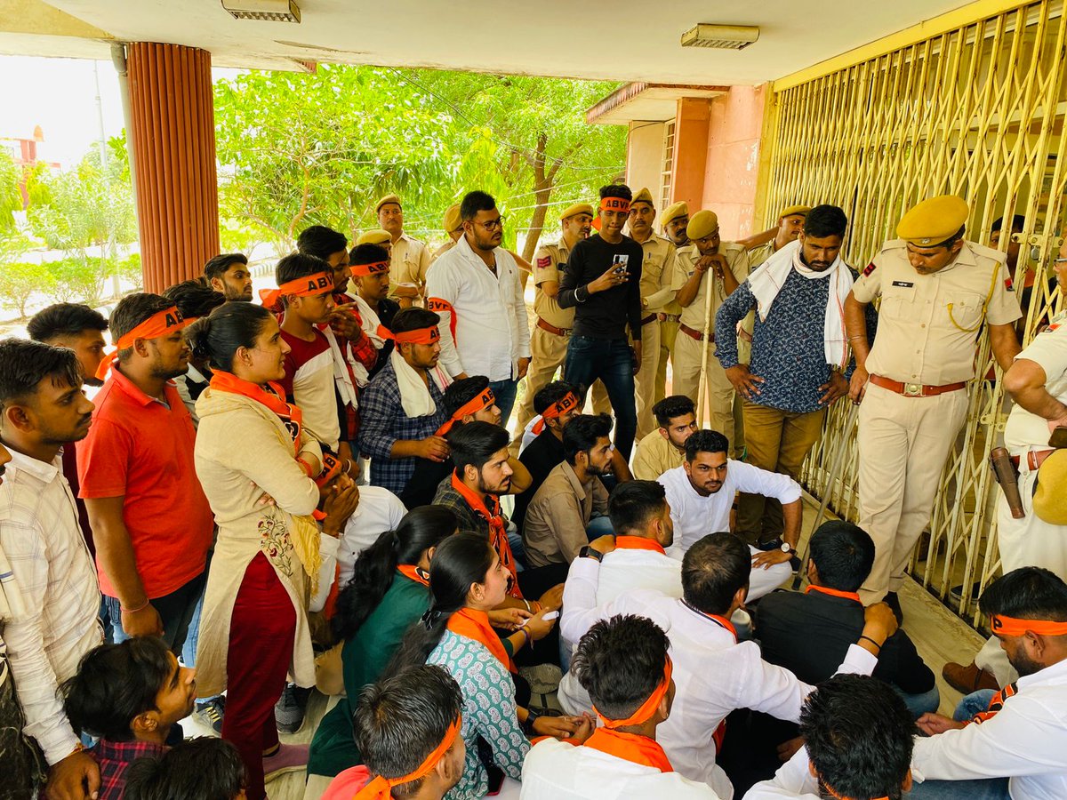 ABVPRaj's tweet photo. अभाविप चित्तौड़ प्रांत में कोटा के कार्यकर्ताओं द्वारा कोटा विश्वविद्यालय में व्याप्त समस्याओं परीक्षा, पुस्तकालय, पानी सहित अन्य मांगों को लेकर विश्वविद्यालय के मुख्य द्वार पर ताला लगा कर प्रदर्शन किया गया।
#ABVPChittorPrant https://t.co/i38goaVMbw