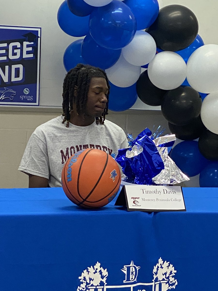 CoachHerb_'s tweet photo. The best feeling in the world is to see kids get an opportunity to further advance their academic and athletic careers! These three hold a special place in my heart #WildcatsForever https://t.co/qwvIDjoTdd