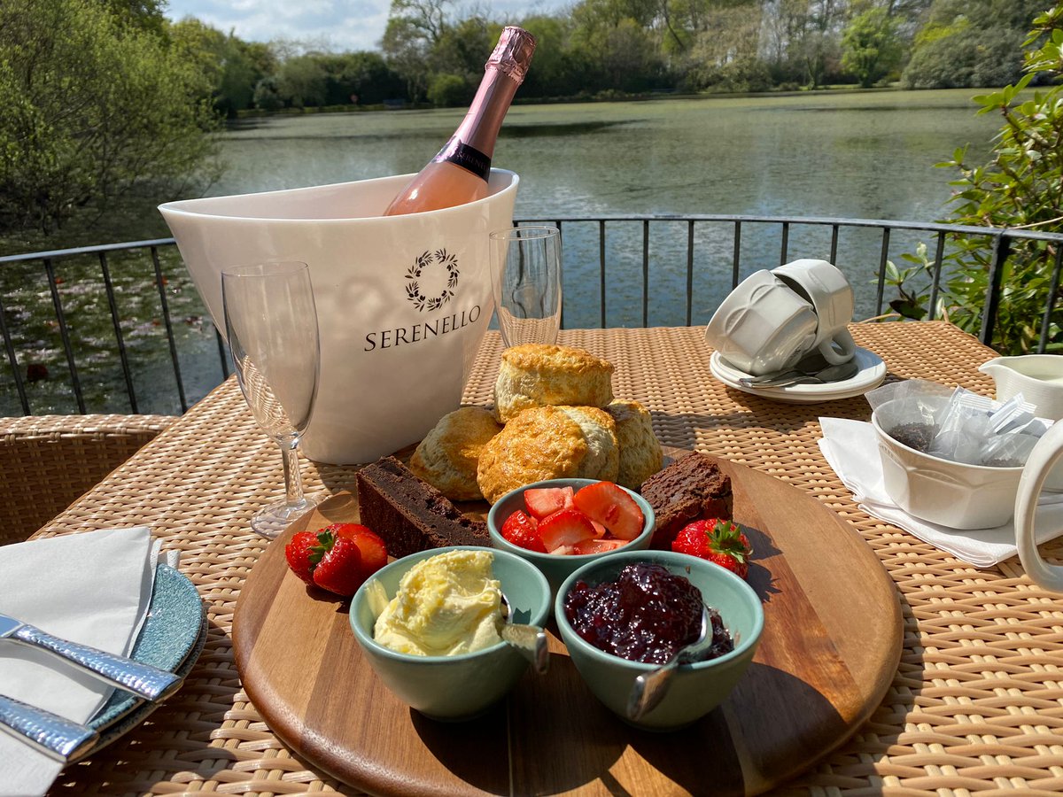 An extra-special cream tea for a proposal by the lake. 💍
​
Lake View Restaurant, Clowance Estate, serves up the most delicious homemade scones with all the trimmings, which can be enjoyed in the most romantic lakeside setting.
​
luxurylodges.com/clowance