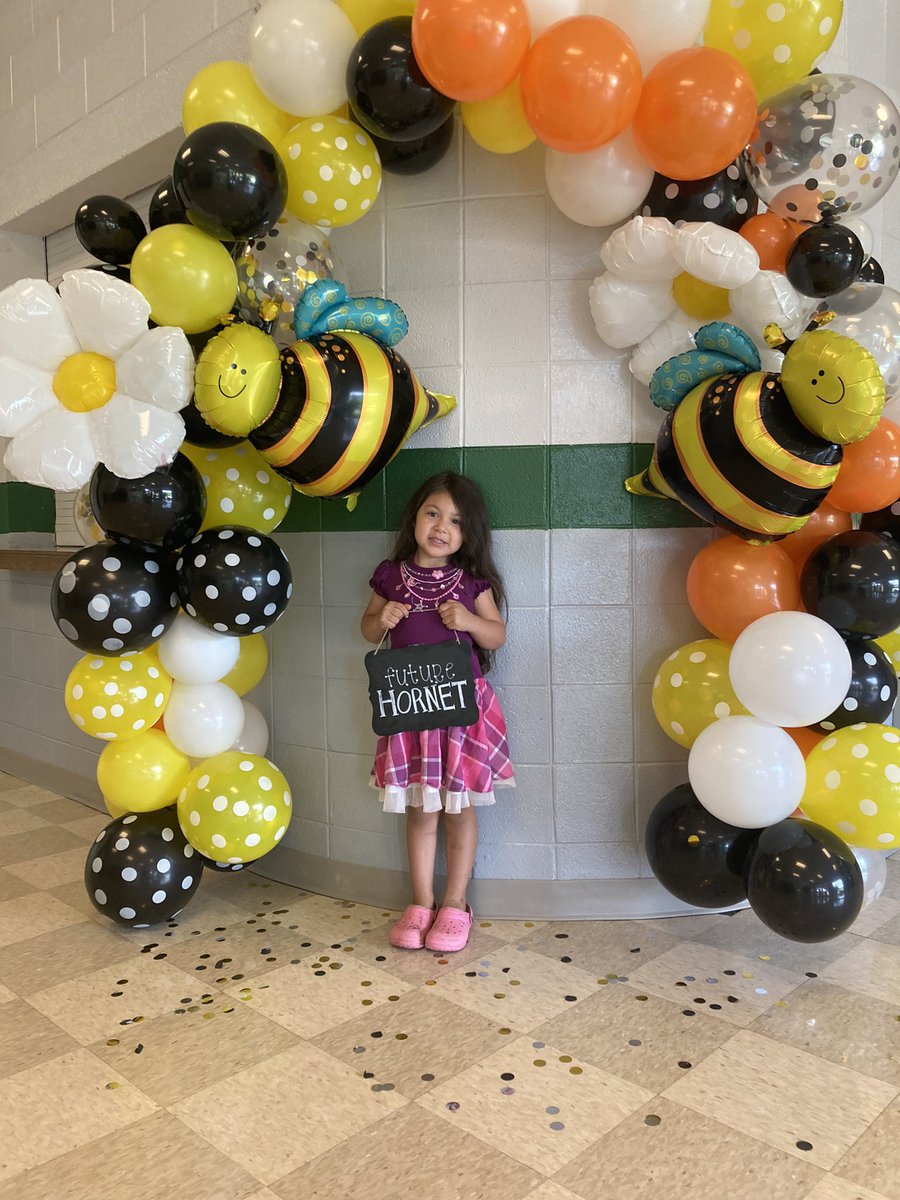 ogleamber9's tweet photo. I had a kindergartner 🐝💗 https://t.co/2mUiKvW98w