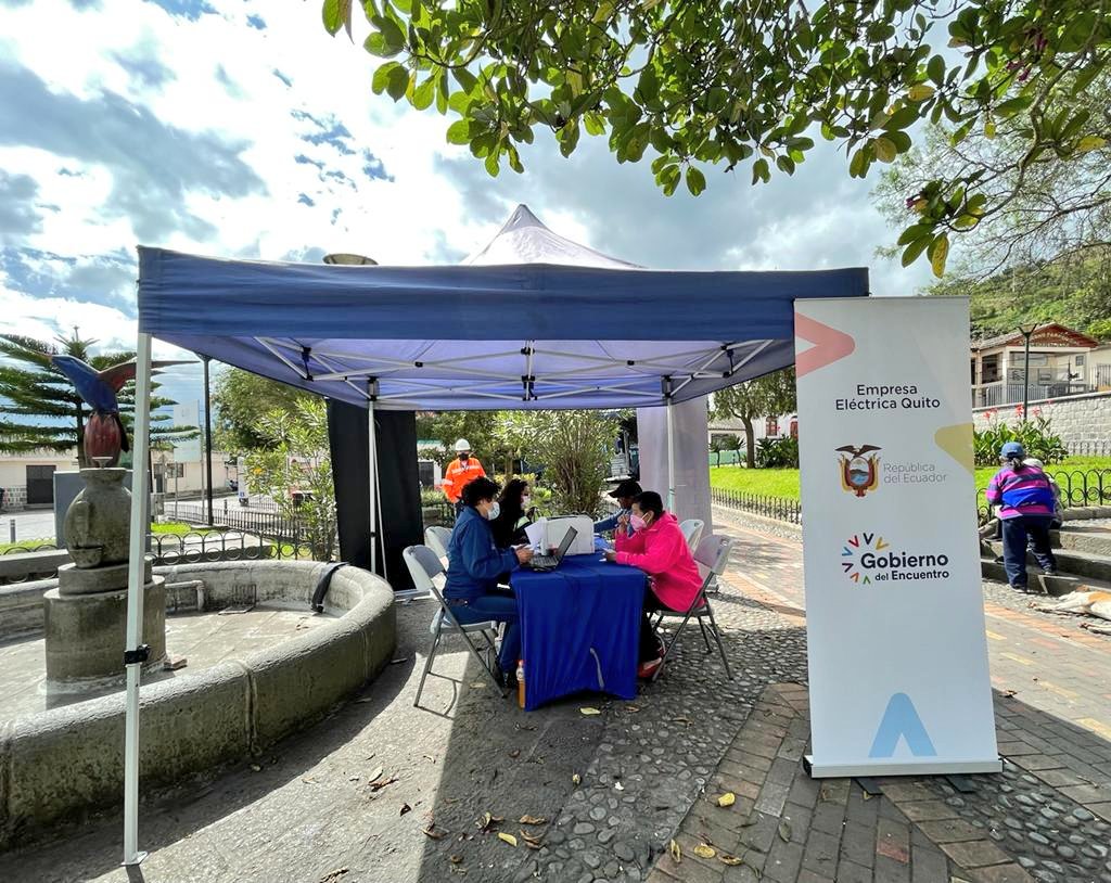 ElectricaQuito's tweet photo. La @ElectricaQuito llega con su Agencia Móvil 🚍 hasta la parroquia #Chavezpamba para brindar atención a los usuarios del servicio eléctrico.
⏰ Visítenos en el parque central hasta las 14:00.
#MásCercaDeLaComunidad https://t.co/V042Qp6K3w