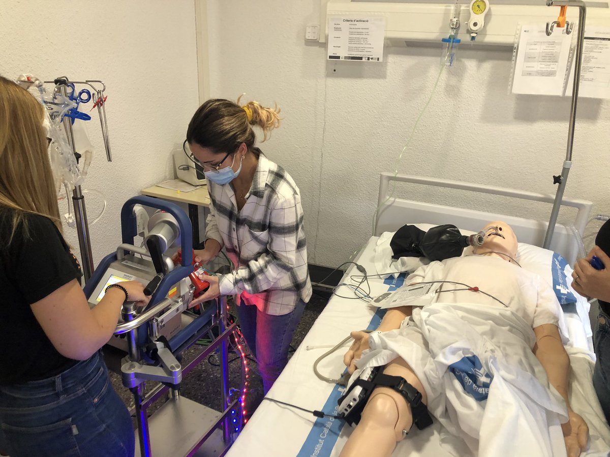 ECMO_CanRuti's tweet photo. Tarde provechosa con casos y simulación #BadaECMO @hgermanstrias @ECMO_CanRuti https://t.co/CnRBjjHHV8
