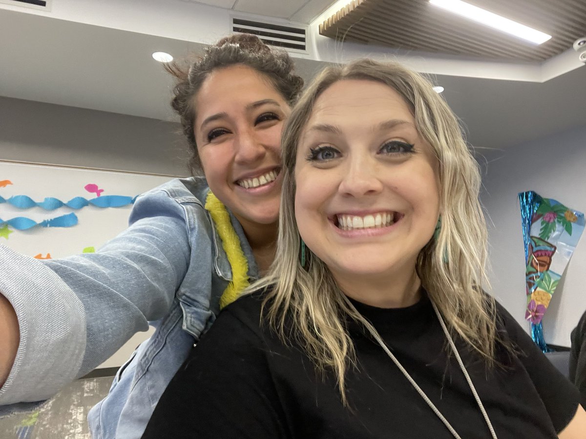 EalyLila's tweet photo. Getting to celebrate a great year with my fav people 🙈🎉 @RISDLitandInt #risdlitandint #risdpoweroflove #blcint https://t.co/2sWHgDcS0v