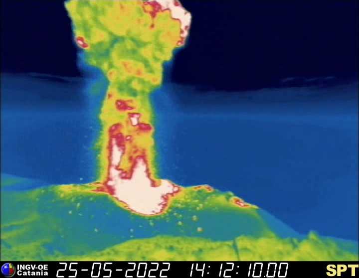 COMUNICATO DI ATTIVITA' VULCANICA del 2022-05-25 14:52:27(UTC) - STROMBOLI.
L'INGV, Osservatorio Etneo, comunica che le reti di monitoraggio hanno registrato alle ore 14:11 UTC, una esplosione di intensità maggiore rispetto all'ordinario.
buff.ly/39TIwmL