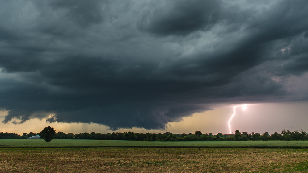 Retour sur les #orages supercellulaires du 22 mai entre #Niort et #Poitiers avec ce reportage photos de @ChrisRussoPhoto : 