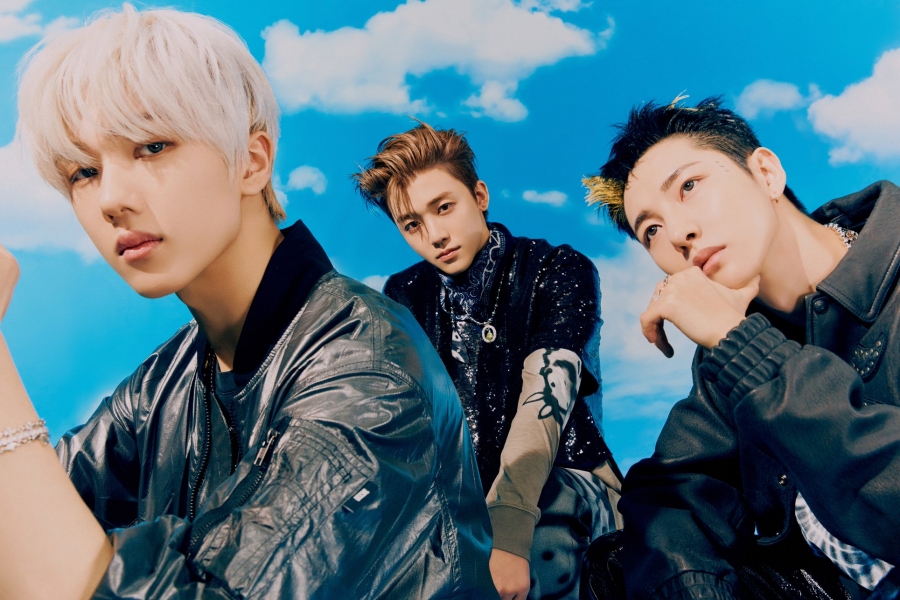 soompi's tweet photo. #NCTDREAM's #Jaemin, #Renjun, And #Jisung Are Kings Of The Sky In New Teasers For "Beatbox"
https://t.co/uDk51hNREk https://t.co/bkah9EMOWY