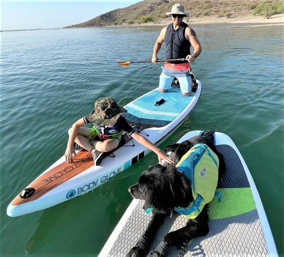azgfd's tweet image. #RockTheFloat! All watercraft must have at least one wearable life jacket that is @uscoastguard-approved &amp;amp; the proper size for each person. Dogs aren’t required to wear life jackets, but it does keep them safe - and it sure looks cute! 😆 #SafeBoatingWeek
🐶 📸 : Teresa Sanders
