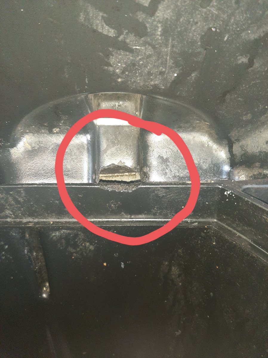 JussiTuomi's tweet image. Onneksi #rotta jättää kulkureitille pikku jälkiä ammattilaiselle niin osaan katsoa missä rotta kulkee. No mitä rotta etsii? Ruokaa ja taas ruokaa. Ja sen rotta kyllä löytää! #tuholaistorjunta #asuminen #jätehuolto #taloyhtiö Missä kunnossa teidän jäteasema on? @Anticimex_Suomi