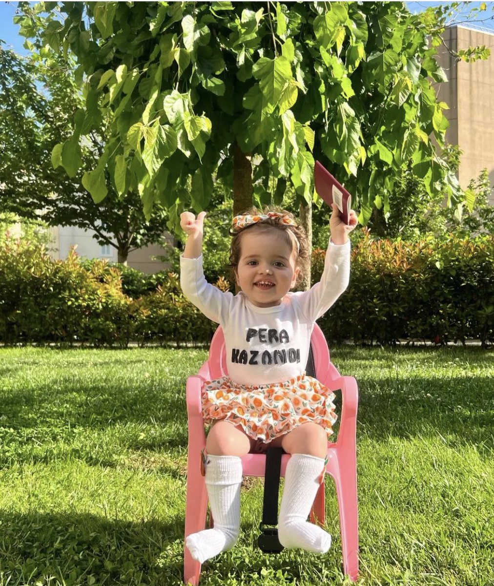 Bu fotoğrafı siz çizdiniz,
Bu fotoğraf sizin eseriniz...
Mürekkebi vicdan olan kalemleriyle Pera'ya bu gülüşü, bu umudu, bu yeni hikayesini bağışlayan herkese minnettarız
Bu da bizim gurur tablomuz...
Bir kez daha, bin kez daha tekrarı var bu cümlenin
PERA KAZANDI...