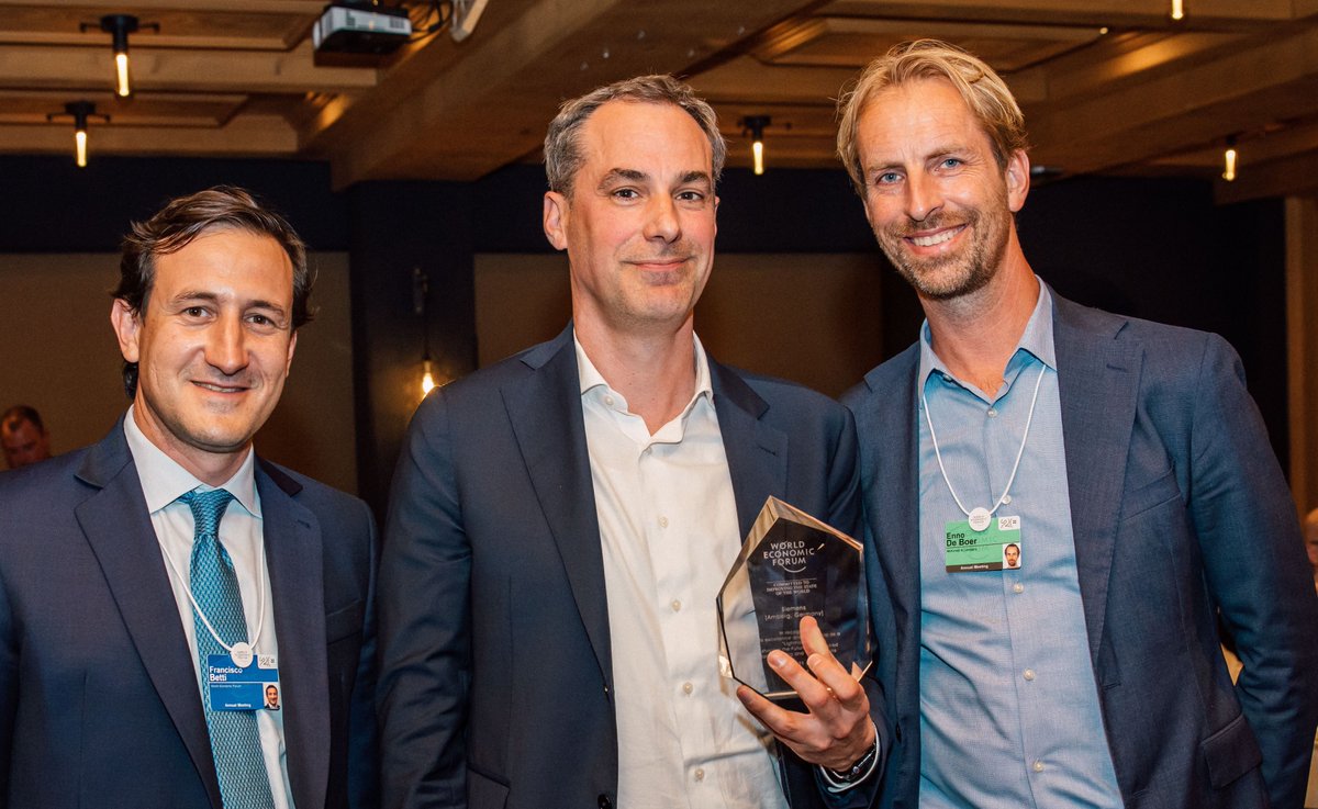 What a great honour: Our <a href="/siemensindustry/">Siemens Industry</a> Electronics Works Amberg was named one of the best factories in the world by the <a href="/wef/">World Economic Forum</a>. Yesterday I had the pleasure to accept the Lighthouse Award on behalf of @siemens 🏆. Kudos to <a href="/rainer_brehm/">Rainer Brehm</a> and <a href="/beitgugb/">Dr. Gunter Beitinger</a> and the whole project team!