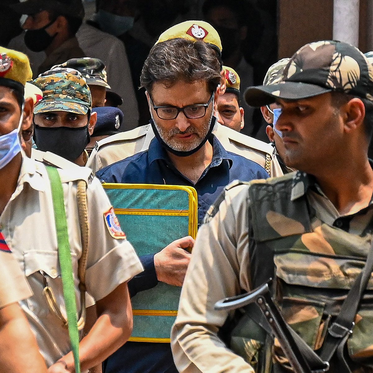 ajplus's tweet photo. An Indian court sentenced a Kashmiri independence leader to life in prison, accusing him of raising funds for "terror" acts like stone throwing.

Yasin Malik's group JKLF renounced violence in 1994. India imposed direct rule on the mostly Muslim region in 2019, with mass arrests. https://t.co/K1L1qKQ1eo
