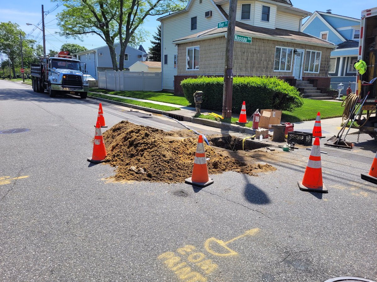 NewYork811_Rep1's tweet photo. Good morning! Out in Freeport where I ran into #BanckerConstruction doing a tie in of gas pipeline. #NewYork811 #ClickorCall811 #KnowWhatsBelow https://t.co/zyLLSTscJg