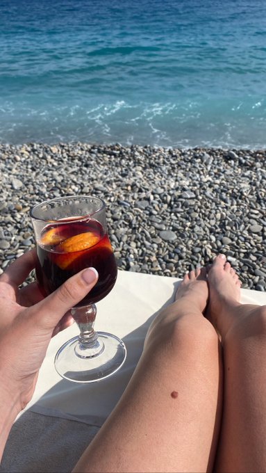 send for my sangria &amp; the next 3 https://t.co/WrVt24JqVO<a href="/tag/lanadelrey"class="tags"><span>#lanadelrey</span></a>