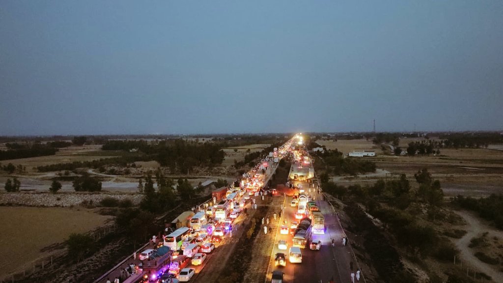 AamirKh00343590's tweet photo. Islamabad! Ocean is coming towards you! 

#LongMarch #AzadiMarchPTI #AzadiMarch #MarchAgainstImportedGovt #LetsReadyForMarch Long March https://t.co/QJUkK5fedZ