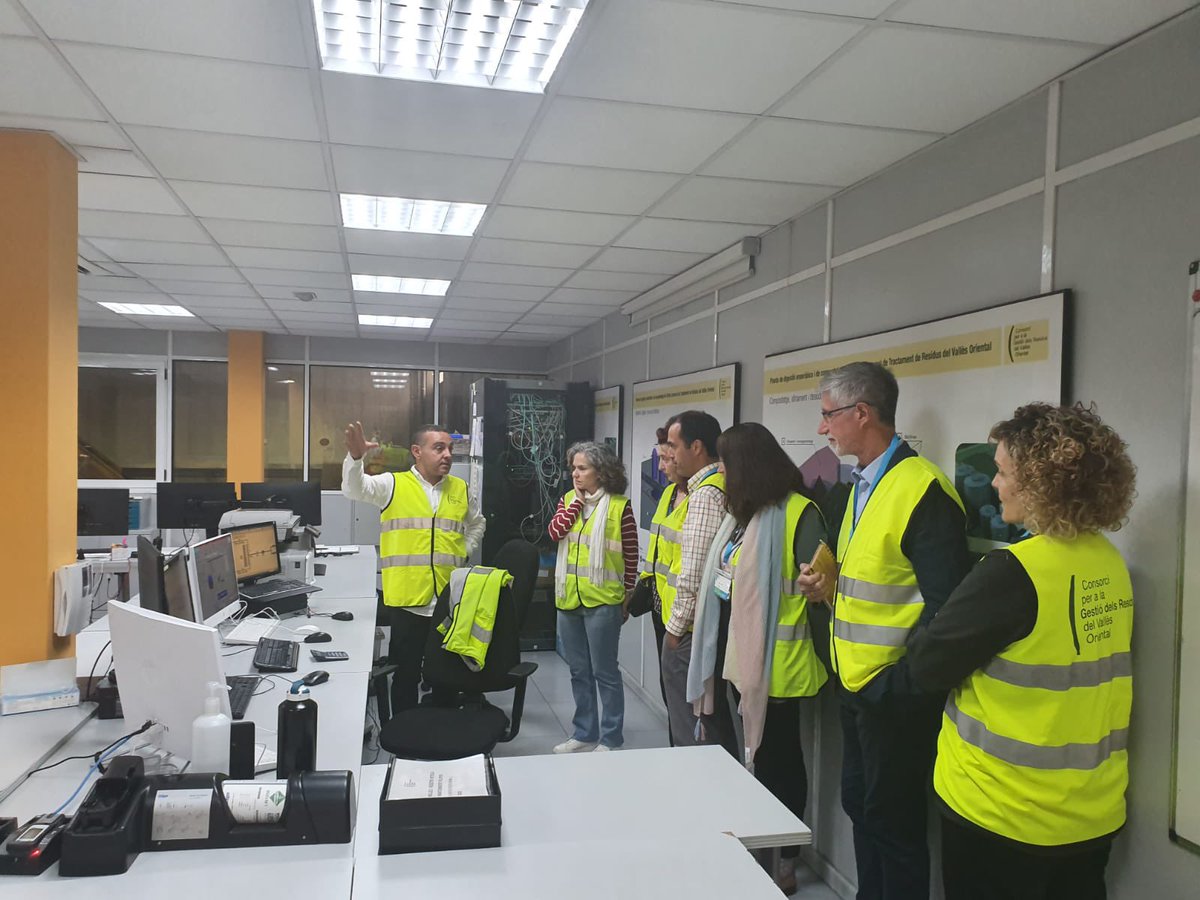 cresidusvo's tweet photo. Assistents de la #jornadaBioVO visiten la planta de digestió anaeròbica i compostatge del @cresidusvo per conèixer com transformem els residus orgànics en electricitat i compost https://t.co/hEYn8By6BL… https://t.co/1y8MD5Z3d5