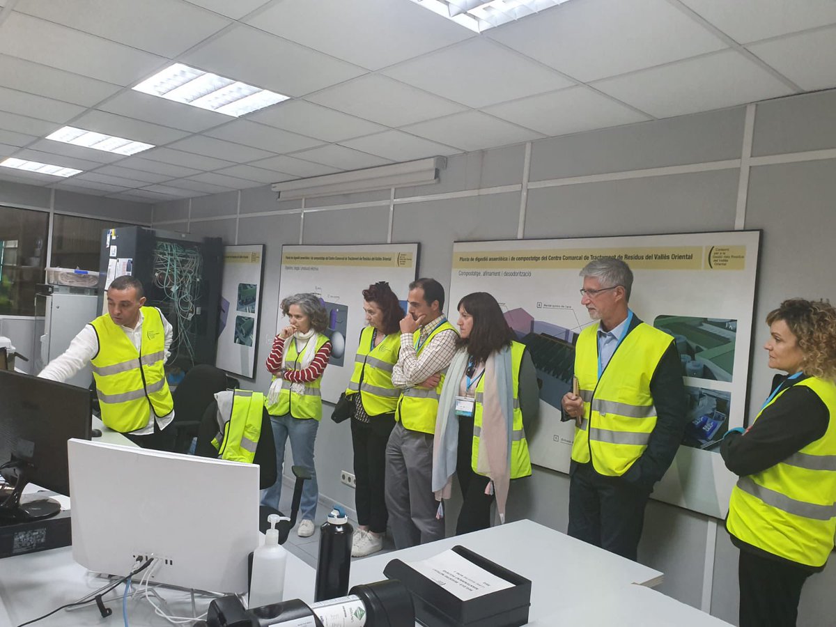 cresidusvo's tweet photo. Assistents de la #jornadaBioVO visiten la planta de digestió anaeròbica i compostatge del @cresidusvo per conèixer com transformem els residus orgànics en electricitat i compost https://t.co/hEYn8By6BL… https://t.co/1y8MD5Z3d5