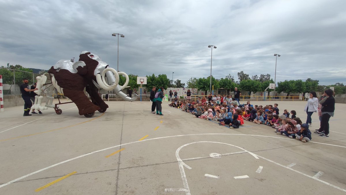 csantvicens's tweet photo. Avui hem tingut una gran visita a l'escola. El #MamutVenux i els @AngelsDiabolics!!!! Quina gran tarda . https://t.co/eeEip4ycCZ