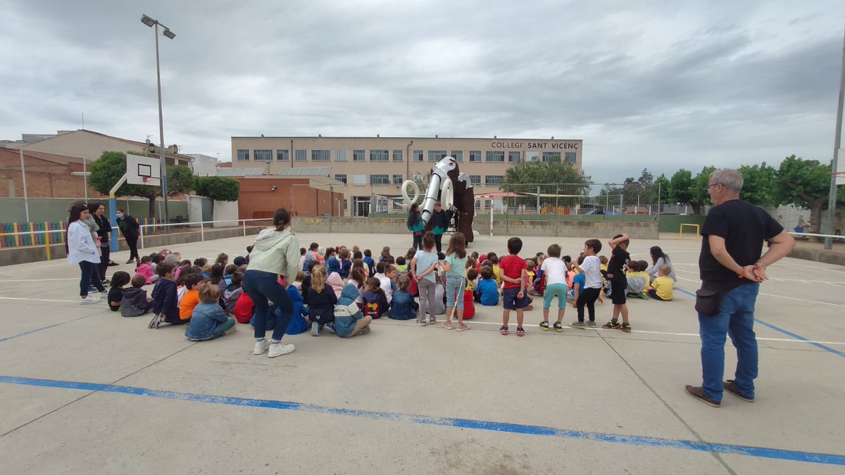 csantvicens's tweet photo. Avui hem tingut una gran visita a l'escola. El #MamutVenux i els @AngelsDiabolics!!!! Quina gran tarda . https://t.co/eeEip4ycCZ