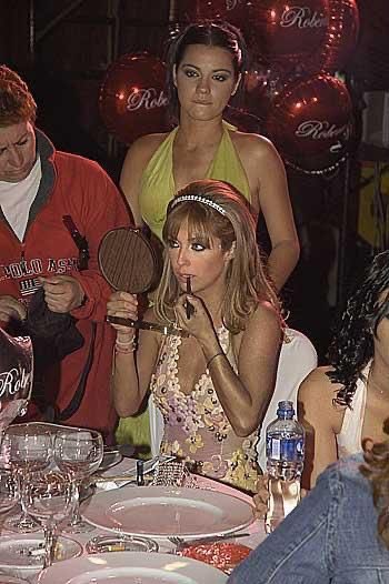 intensanahi's tweet photo. Eu amo que a Anahi tava sempre se arrumando nos bastidores e qualquer foto pode ser facilmente confundida com uma cena da novela pq a Mia vivia assim também kkkkkkkkkkkk  
Anahí = Mia Colucci https://t.co/KNgUIbEhDU