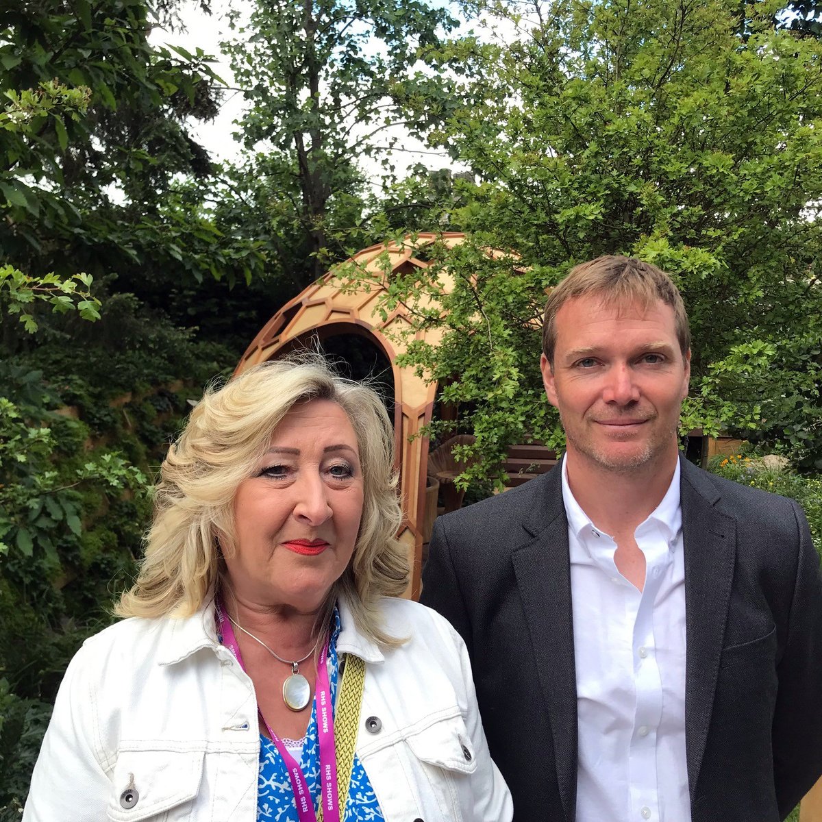 PlatipusAnchors's tweet photo. Our very own @mandybalcombe visited the @The_RHS  Chelsea Flower Show yesterday. She saw some amazing garden designs and met some familiar faces including @AndySturgeon , @AnnMariePowell, @joeslandscapes, @gardeningdavid and Paul Greenyer from @InsideOut_HGI . https://t.co/5OxeXzwEmC