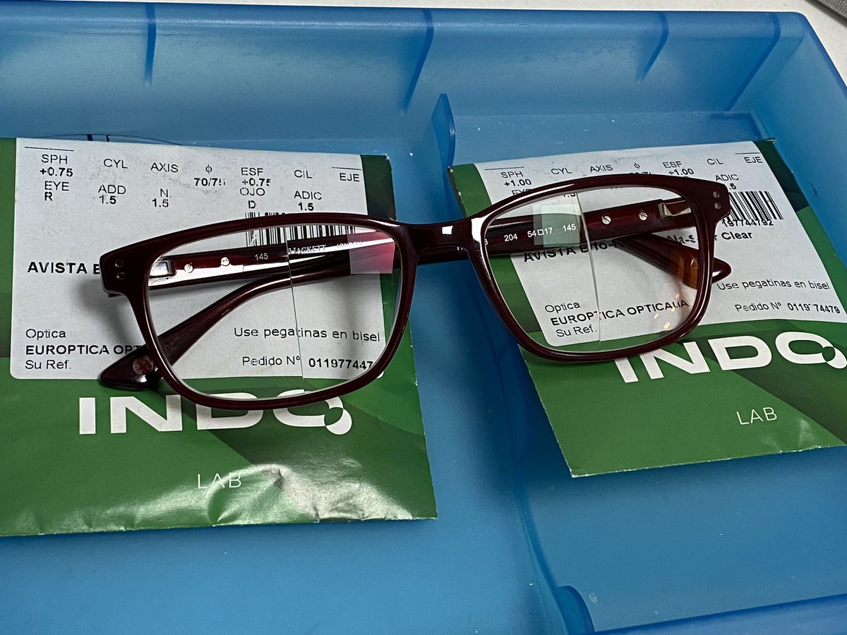 OpticoDanielTF's tweet image. Otro nuevo montaje especial con bifocales, ahora con AVISTA R45 en vez de EXECUTIVE, ya que nos proporcionan mayor diámetro para cubrir el calibre de la montura, dado la especialidad del caso. ¿Alguien sabe el por que de este montaje?  #Indo #lenteoftalmica #bifocal