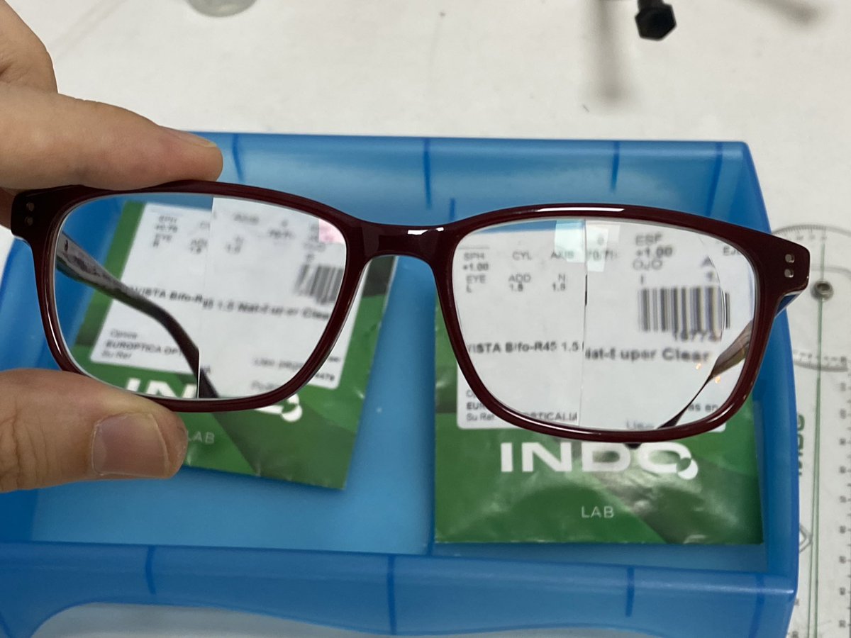 OpticoDanielTF's tweet image. Otro nuevo montaje especial con bifocales, ahora con AVISTA R45 en vez de EXECUTIVE, ya que nos proporcionan mayor diámetro para cubrir el calibre de la montura, dado la especialidad del caso. ¿Alguien sabe el por que de este montaje?  #Indo #lenteoftalmica #bifocal