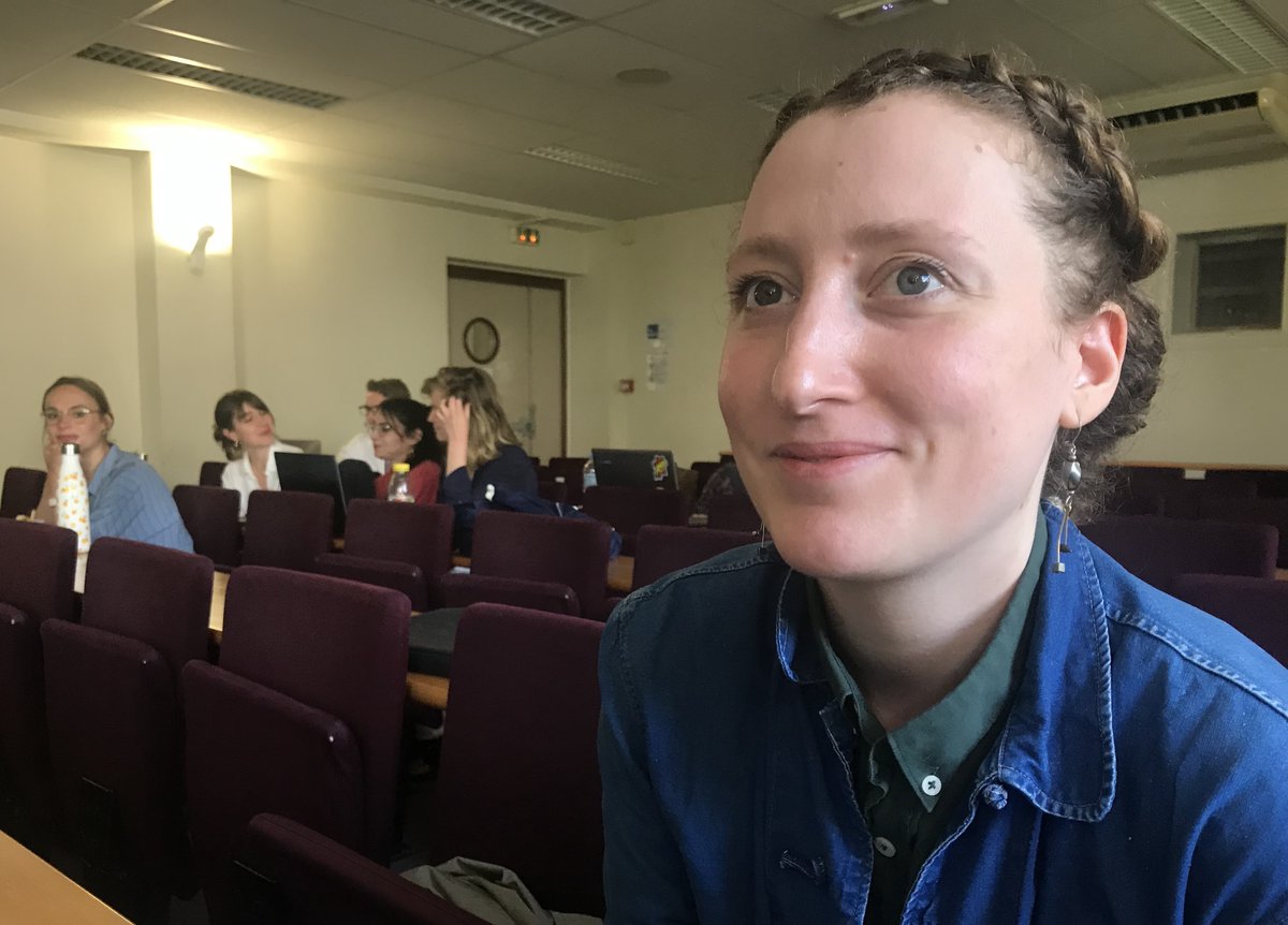Gripic_Celsa's tweet photo. Suzanne Penin, doctorante-chercheuse au #GRIPIC, présente ses travaux sur les nouvelles formes d’organisation du travail dans une grosse entreprise de jeu vidéo, contraint par l’image du joueur, du produit et des collègues https://t.co/r6SxbTtojD