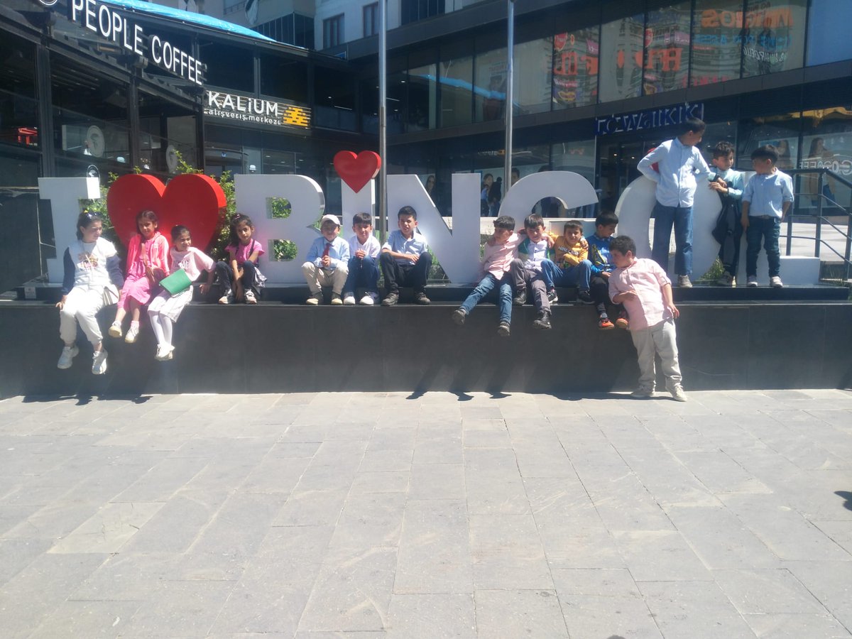 kigimem12's tweet photo. Sinemaya Gitmeyen Çocuk Kalmasın projesi kapsamında Köy Okullarımızdaki çocuklarımızı bugün sinemayla buluşturduk. Çocuklarımızın tebessümü her şeye değerdi. 
@KigiKaymakam 
@bingolmem 
@halilyucel6060 
@kigimem12 
@HSEYINY91134982 https://t.co/dswJNoWqwy