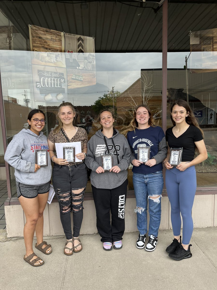 MRTitanSB's tweet photo. Our 4 year award winners from last night. Cristina Dilley, Carlee Wooddell, Zayda Martin, @karlieghashby_ , Adrionna Butler. Missing is Ayanna Arteaga - Randolph and Kya Patterson. @prcsports1 https://t.co/bNpi5WrBy1