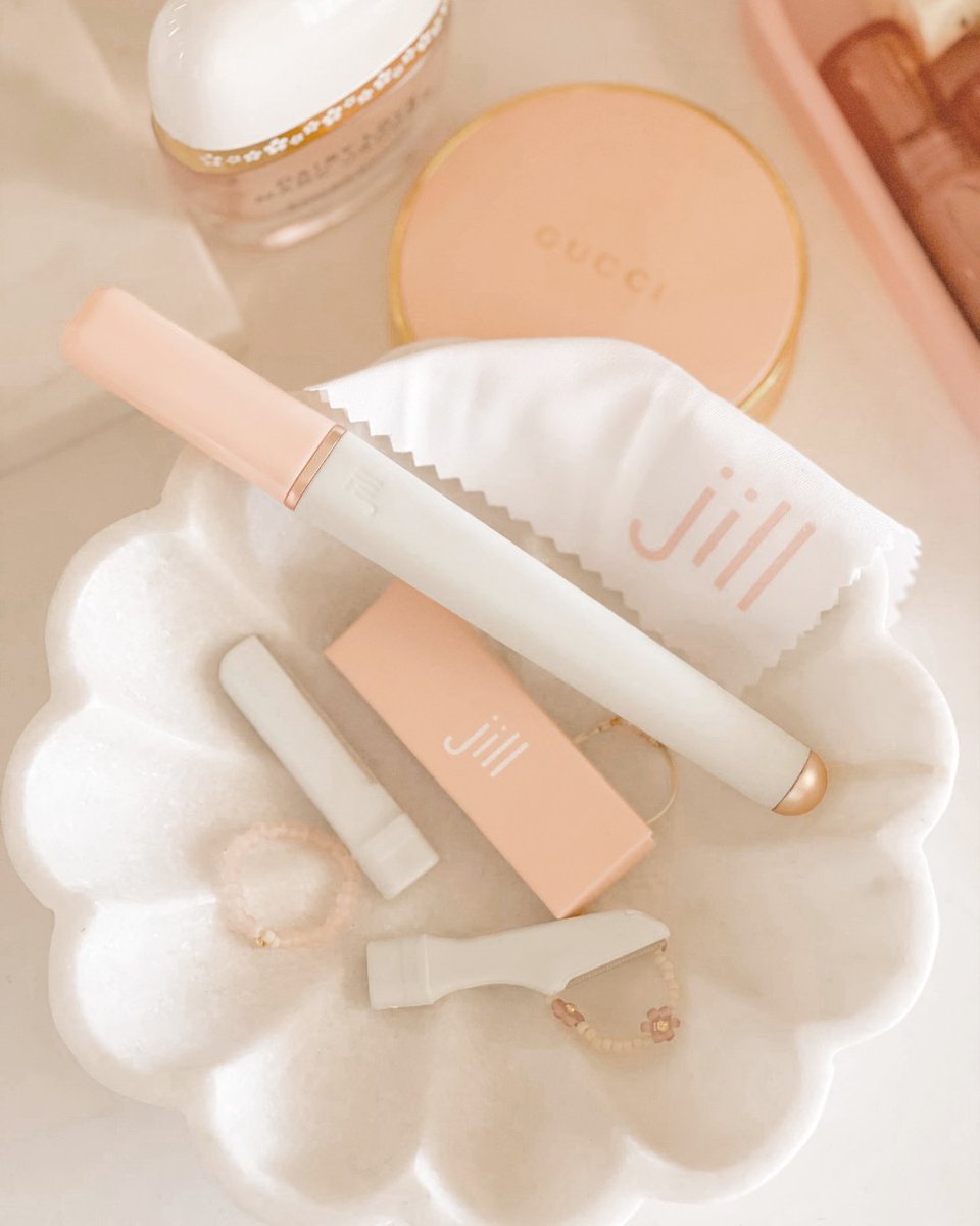 facialrazor's tweet photo. Our Jill Razor isn't your average facial razor 🪒…
🌟 Ergonomically designed specifically for women
✌️ 2 blade options all made for gentle skin
👩‍🔬 Designed for all skin types
📦 Membership plan
🪄 Includes our magical pre-shave wipes
…The result? Flawless skin 🤩​​​​​​​​👌 https://t.co/mPw5udksC3