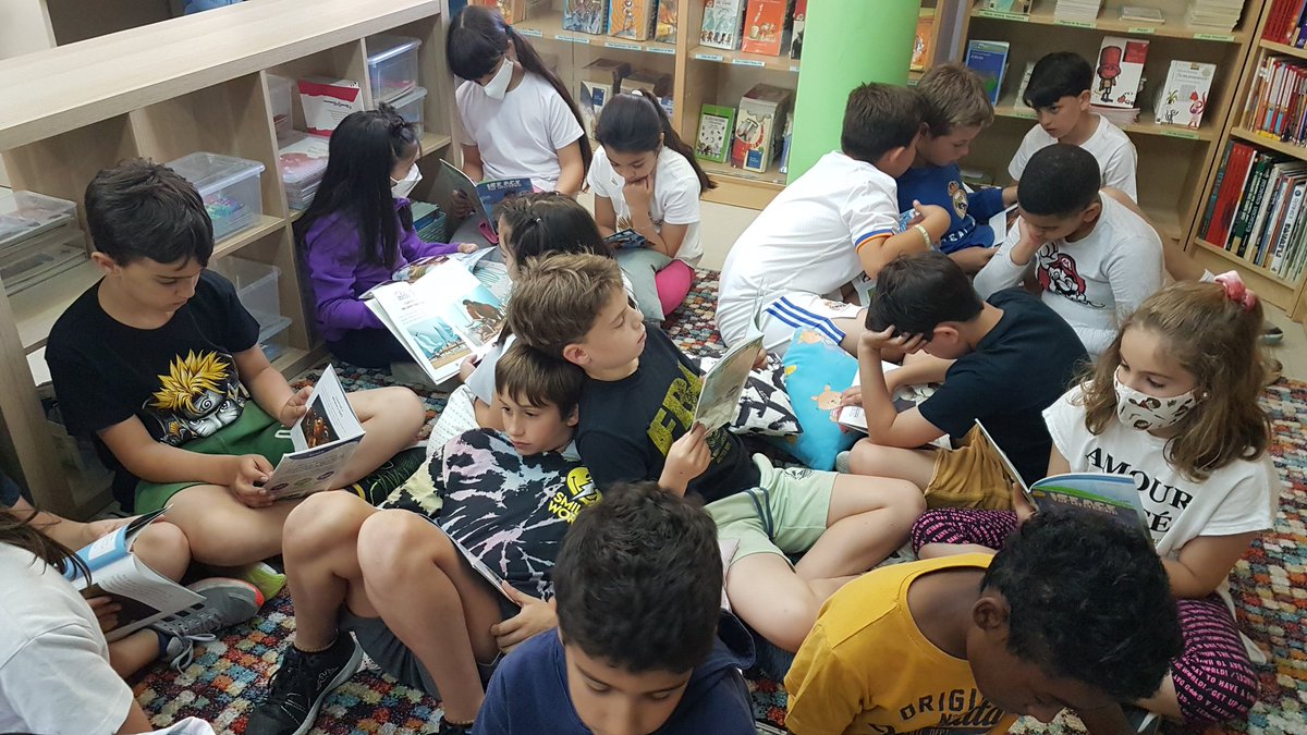MedinaEstibaliz's tweet photo. First visit to our school library after its renewal @cpbvnavalazarza
We❤Reading in English 📚
#unitingourworld #ahappyteacher #OrgullosaDeMisAlumnos #ReadinginEnglish https://t.co/ZfH05AFeNJ