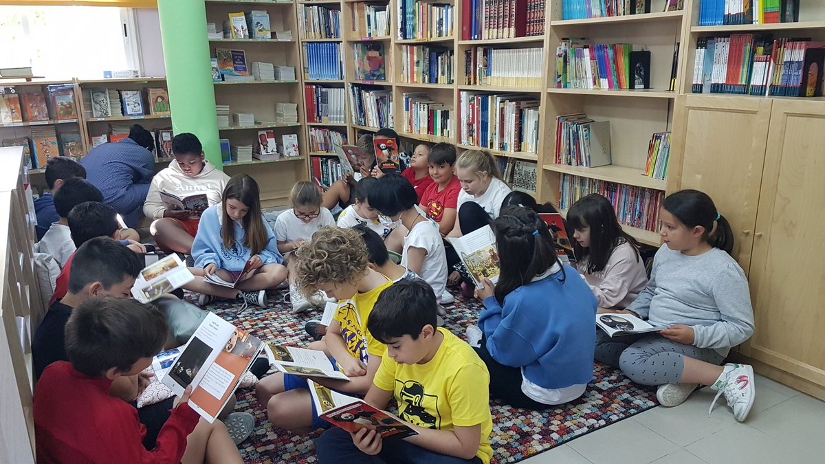 First visit to our school library after its renewal @cpbvnavalazarza 
We❤Reading in English 📚
#unitingourworld #ahappyteacher #OrgullosaDeMisAlumnos #ReadinginEnglish